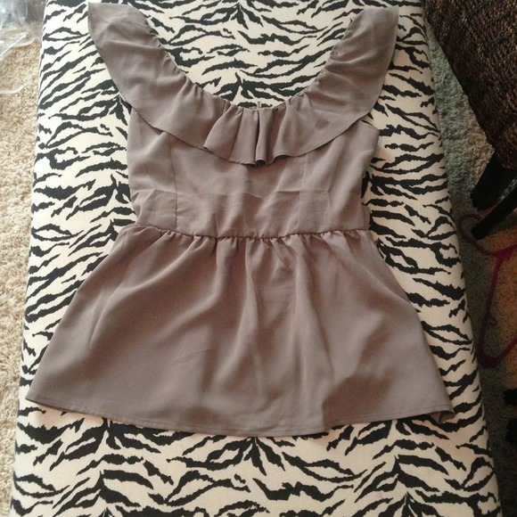 ❌SOLD❌NWOT Taupe Top!