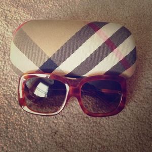 Bundle: Burberry sunglasses & Swarovski necklace