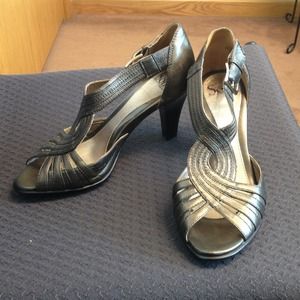 Soft brand bronze heels