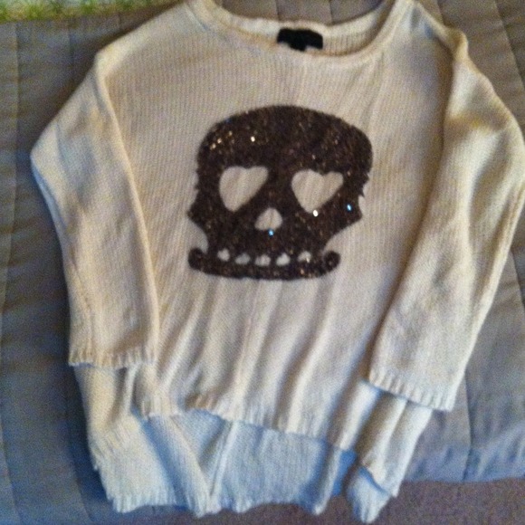 🌺sold in bundle 🌺price✂✂✂sweater with the 💀