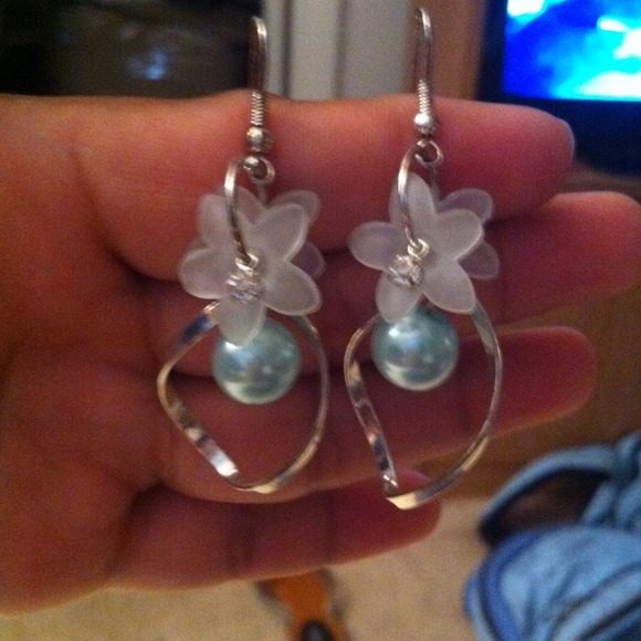 faux pearl dangle earrings - Picture 2 of 2
