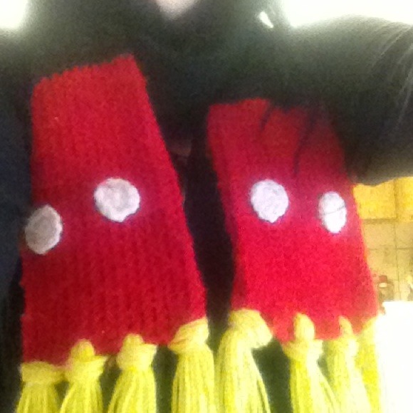 Disney animated scarfs . - Picture 2 of 3