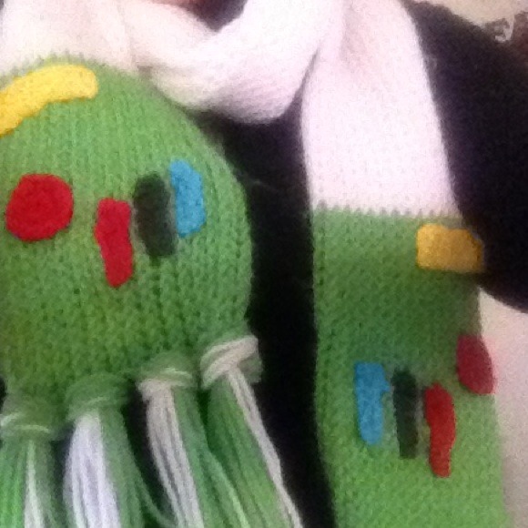 Disney animated scarfs . - Picture 3 of 3