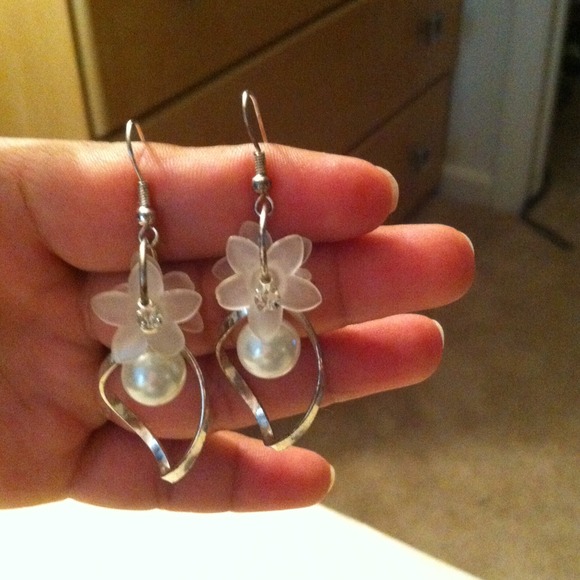 faux pearl earrings - Picture 1 of 1