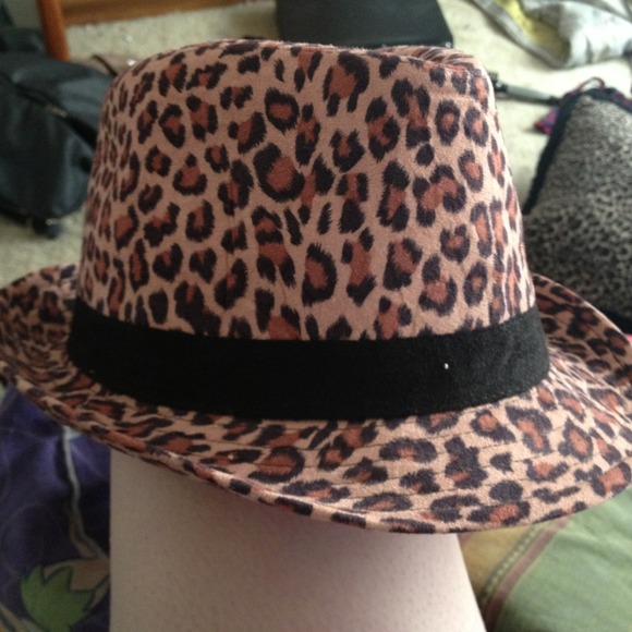 Leopard fedora . - Picture 2 of 2