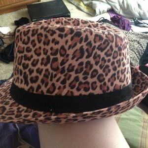 Leopard fedora .