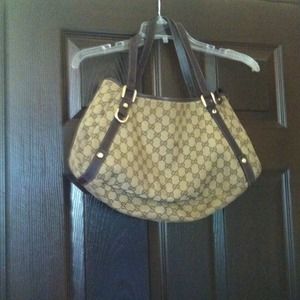 Gorgeous Gucci hobo with classic Gucci logo