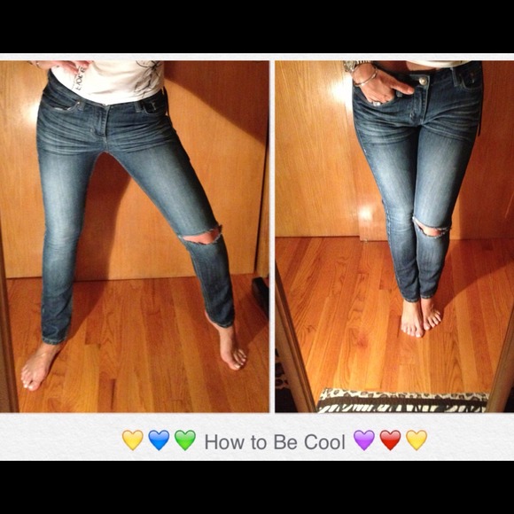 🎸Skinny jeans with torn knee🎸