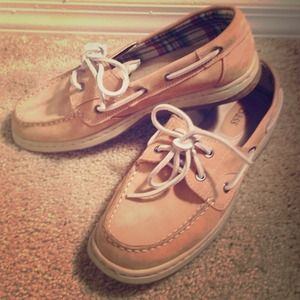 Boat shoes tan