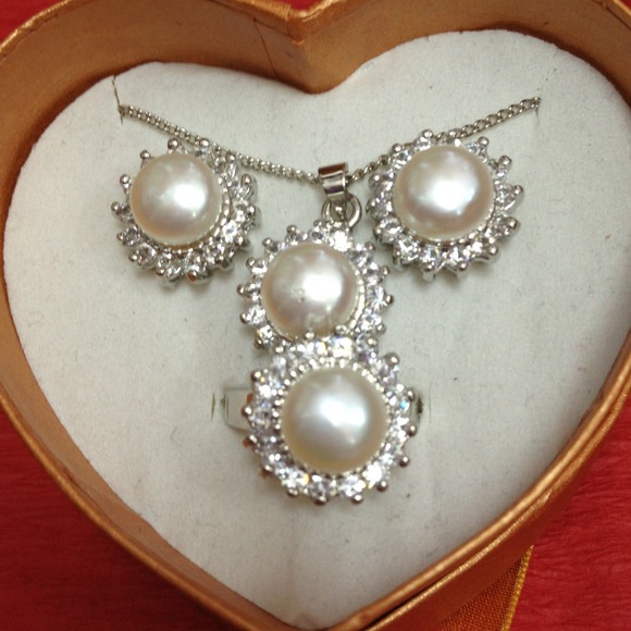 SOLD!!!💍White Pearl Set💍