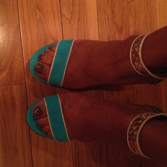 Pretty in Turquoise!!!! Turn heads ladies.