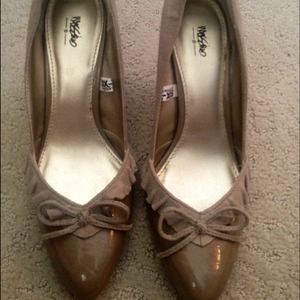 Bundled!!! Great shoes, never worn