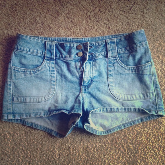 Newly reduced! Jean shorts with pocket detail - Picture 1 of 4