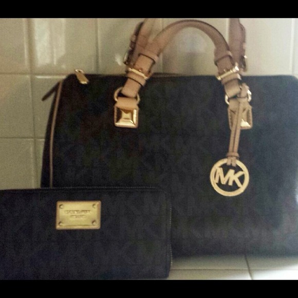 Michael Kors Handbags - REDUCED!! **AmAzING Deal M. KORS BuNdLe!!! **