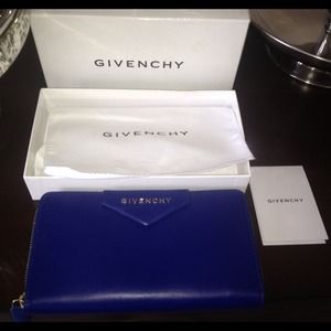 🚫SOLD🚫 NIB Authentic Givenchy Zipped Wallet