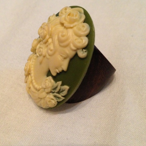 Victorian Portrait Fashion Ring - Picture 2 of 2