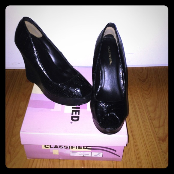 Black wedges size 7