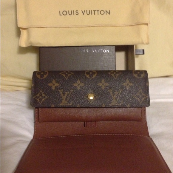 Louis Vuitton Sarah Wallet. - Picture 2 of 3