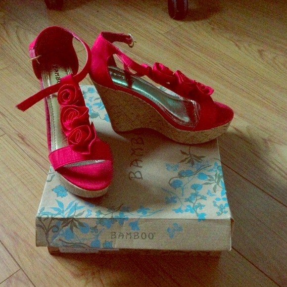 Red roses wedges size 7... Comfortable