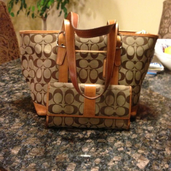Authentic coach bag with matching wallet reserved