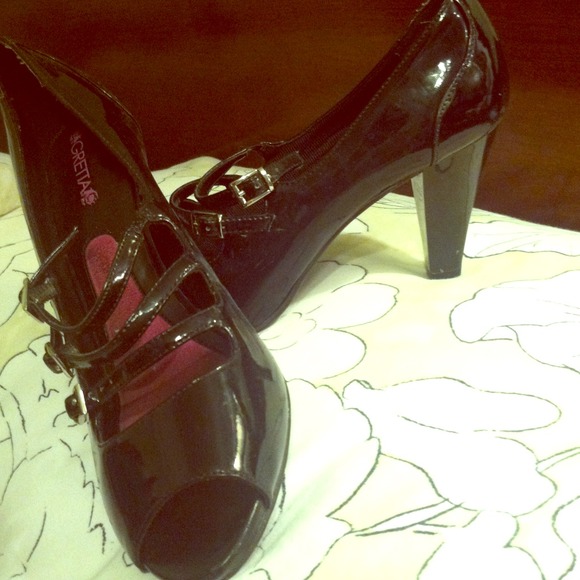 Open-toed black heel with buckles