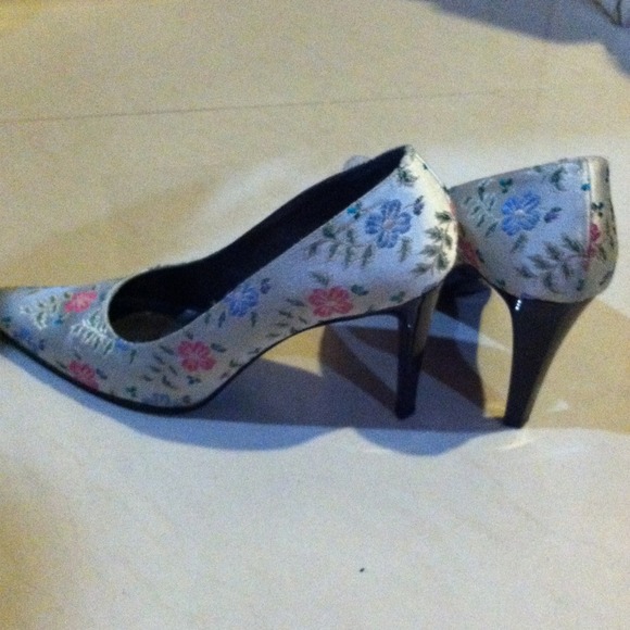 💐Vintage Floral pointed heels💐 - Picture 3 of 4