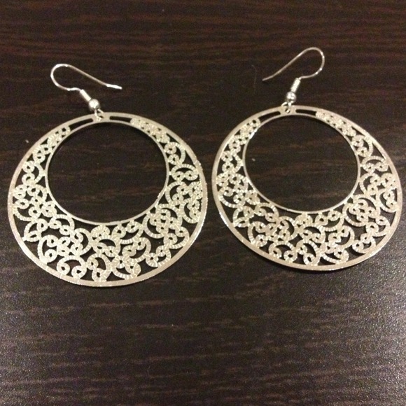 Filigree style silver colored earrings