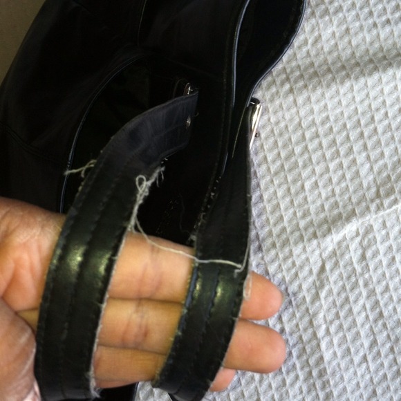 GIFTED- Kenneth Cole Reaction Black Purse - Picture 4 of 4