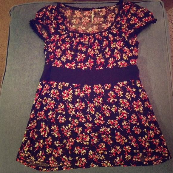 🔵Reduced🔵Black & floral Anthro top