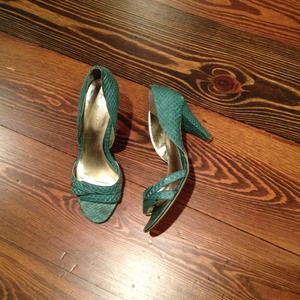 BCBGirls turquoise snakeskin kitten heels