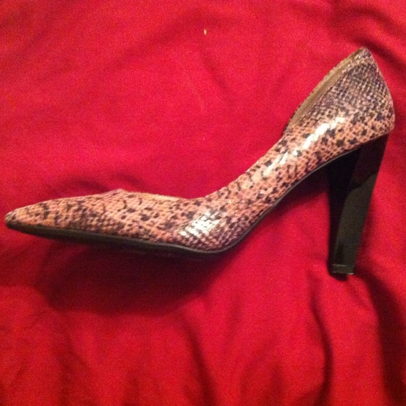 Classic, Sexy black/pink snake print pumps!