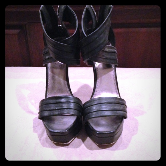 Criss cross black heels!!!