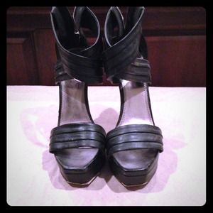 Criss cross black heels!!!