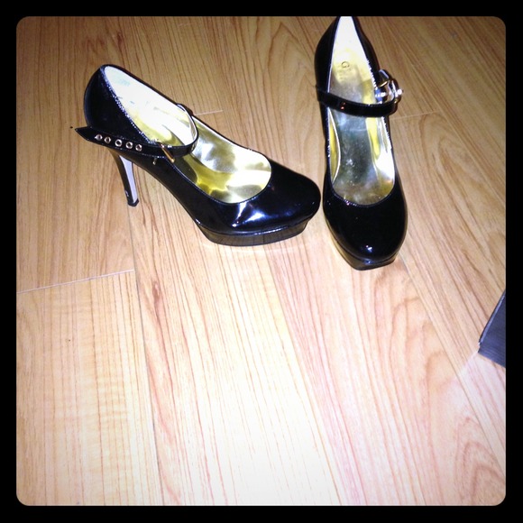 Guess Mary Jane heels size 7.. Very comfortable