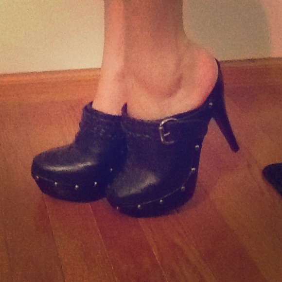 NWOT Black slip-on mule pump