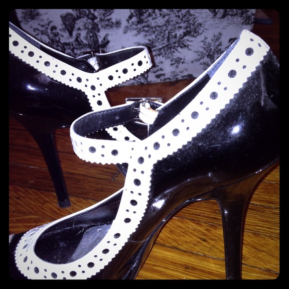 Bcbg black patent leather Mary Jane pumps