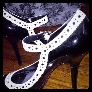 Bcbg black patent leather Mary Jane pumps