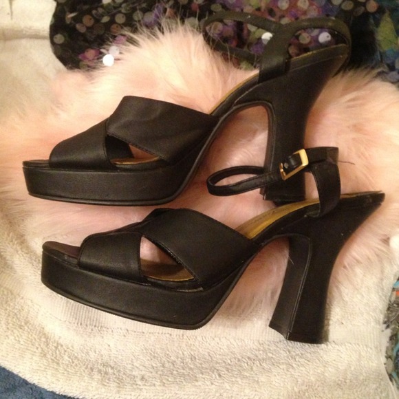 BLACK HEEL - Picture 3 of 4