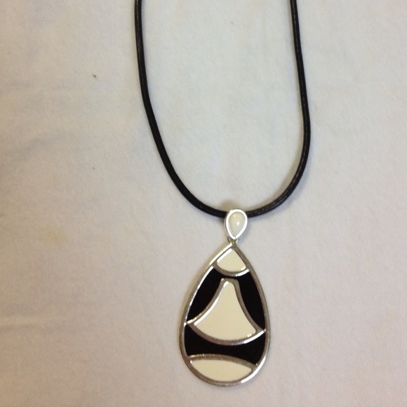 🎉Sale🎉Liz&Co black and white necklace - Picture 1 of 3
