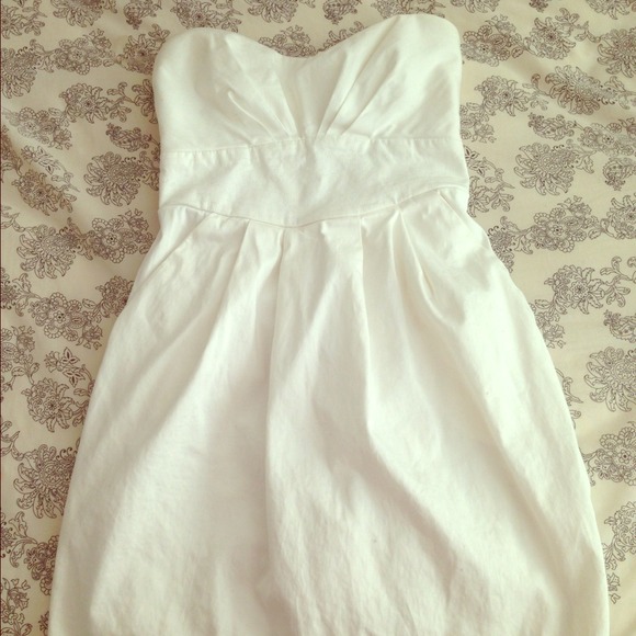 🌟SOLD🌟White Strapless Dress W/ Sweetheart Neckli