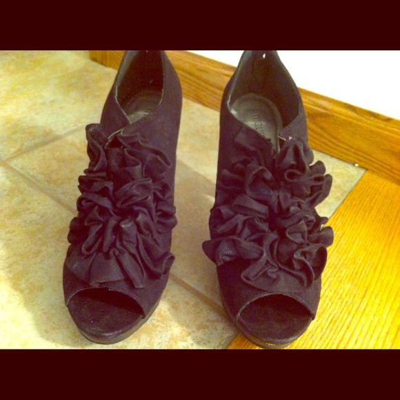 Cute pair of black shoes!