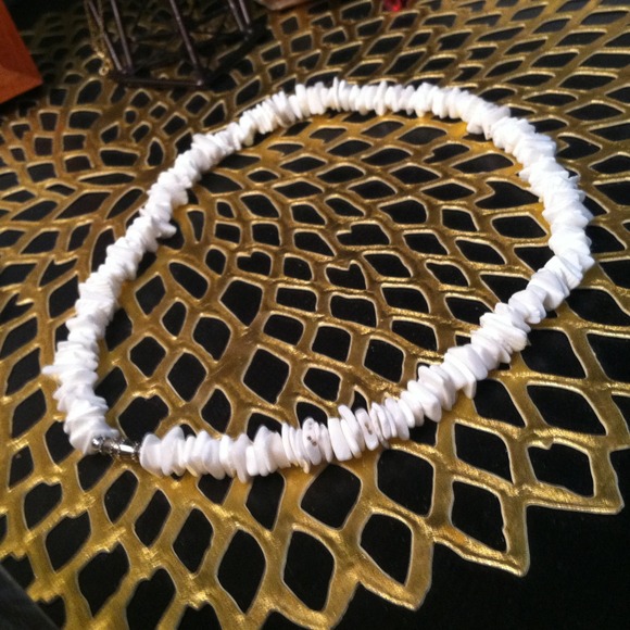 FREE w. purchase🌴Shell Choker Necklace