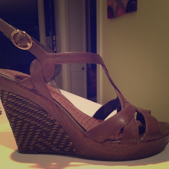 Gianni Bini size 8.5 olive leather wedge