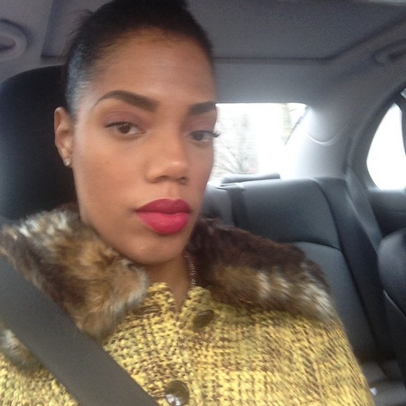 Meet Your Posher, Lauren! - Picture 3 of 4