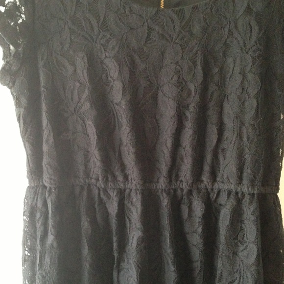 Little lace black dress 😍 - Picture 2 of 4