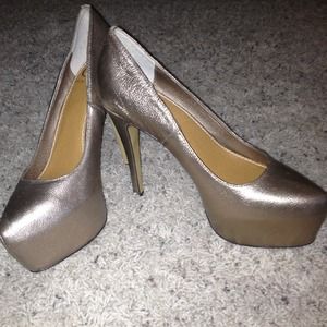 Kelsi Dagger gold pump