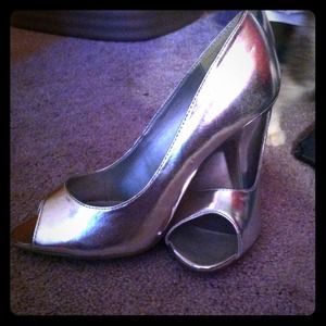 🎉REDUCED!!!🎉🎉 Silver peep toe heels