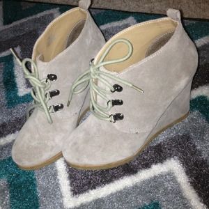 ON HOLD! Size 6 Steve Madden lace up bootie!