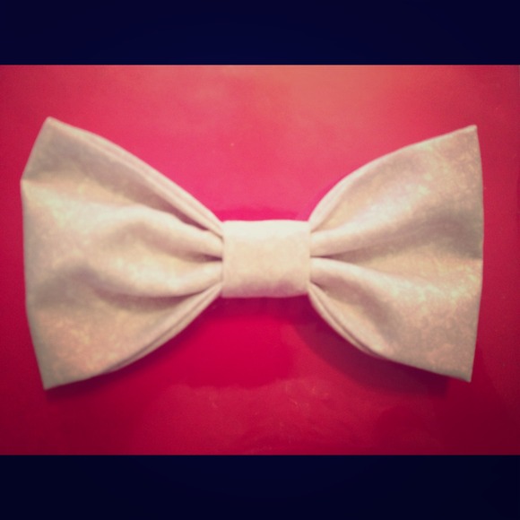 Very Light Purple Bow