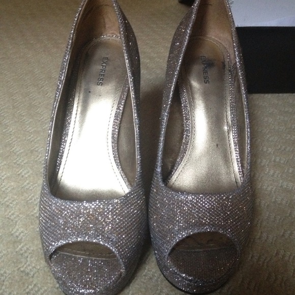 Express sequence open toe heels! Size 8 - Picture 2 of 4